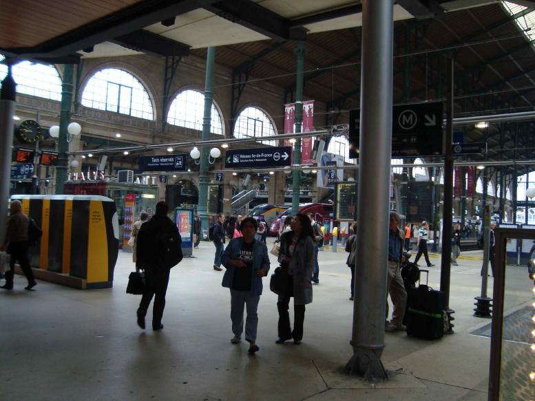 戸惑いながらも北駅。次のブリュッセル、アムステルダム行きの切符の手配です。タリスは座席指定の新幹線。